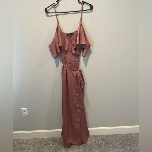 BEAUTIFUL Lulu’s gown. 🩷 - Picture 4 of 6